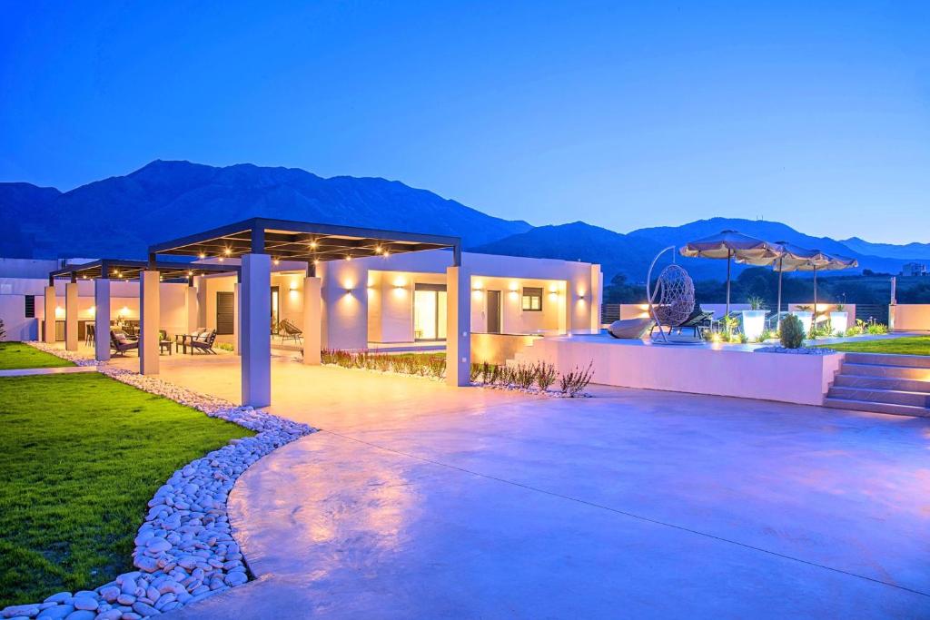 Villa Solaris Heated Pool & Jacuzzi photo 2