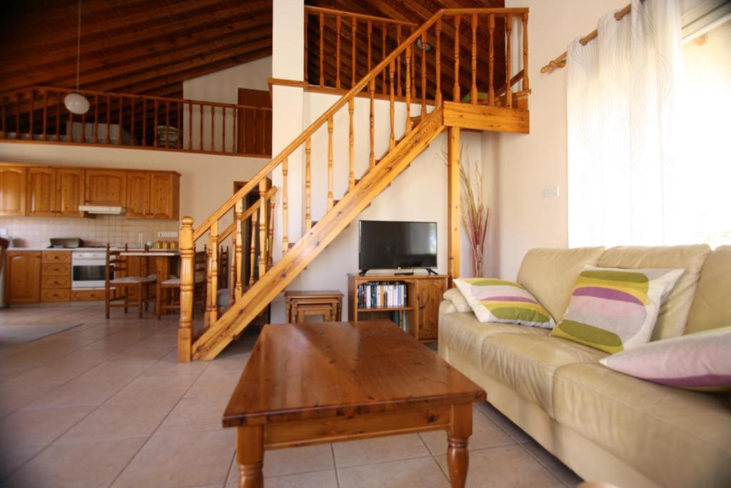 Hilltop Chalet photo 2