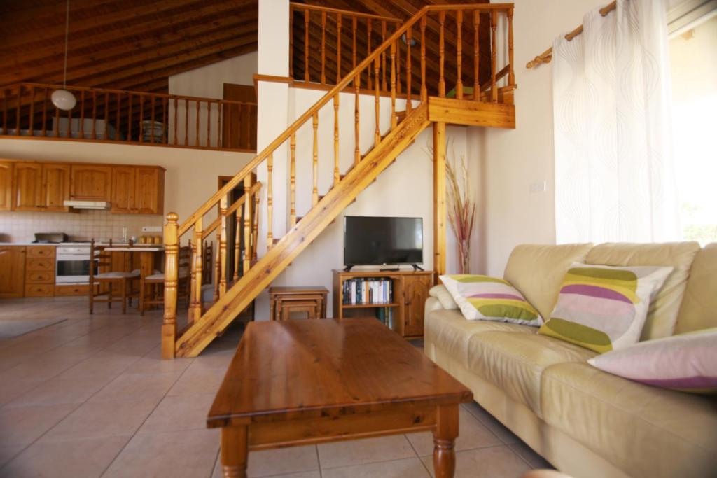 Hilltop Chalet photo 3