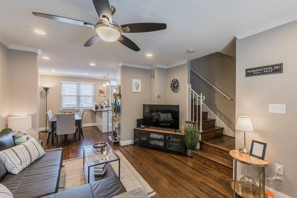 Beautiful 3br 2ba House with cozy backyard by CozySuites photo 2