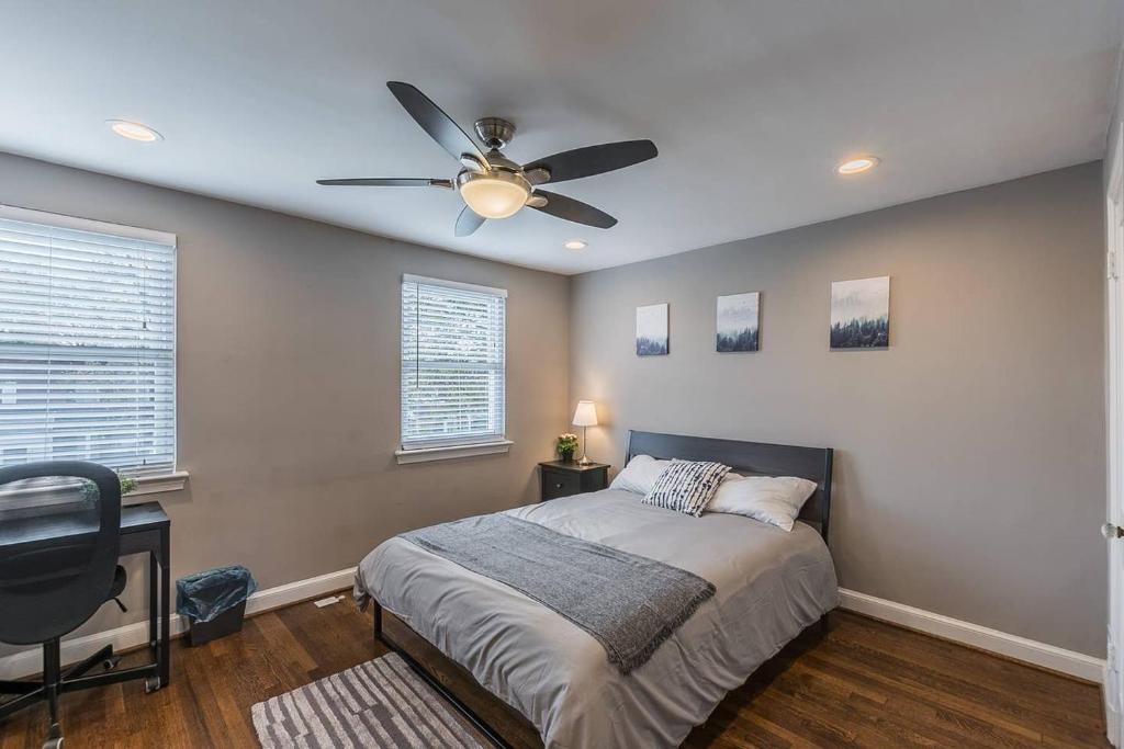 Beautiful 3br 2ba House with cozy backyard by CozySuites photo 3