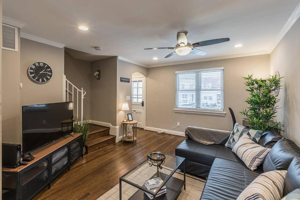 Beautiful 3br 2ba House with cozy backyard by CozySuites photo 1