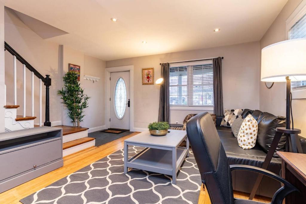 Gorgeous Home 10 min to DC by CozySuites photo 1
