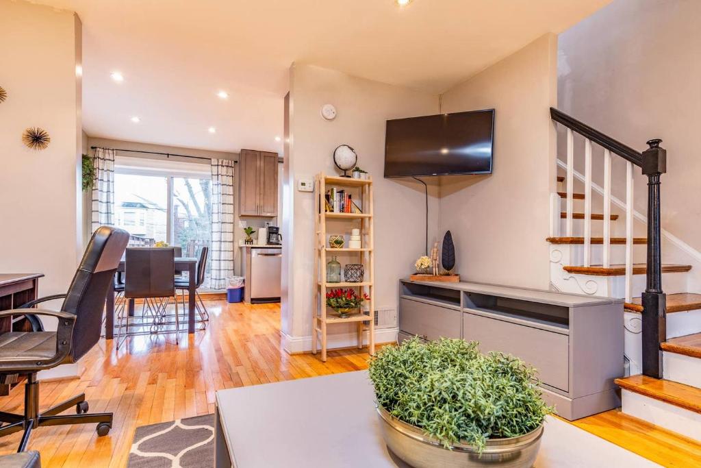 Gorgeous Home 10 min to DC by CozySuites photo 2
