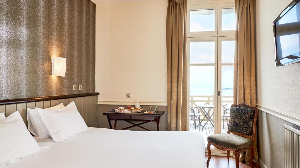 Двухместный (Небольшой двухместный номер с террасой и видом на море), Hôtel Beaufort