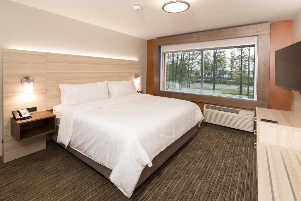 Holiday Inn Express & Suites - Auburn, an IHG Hotel photo 1
