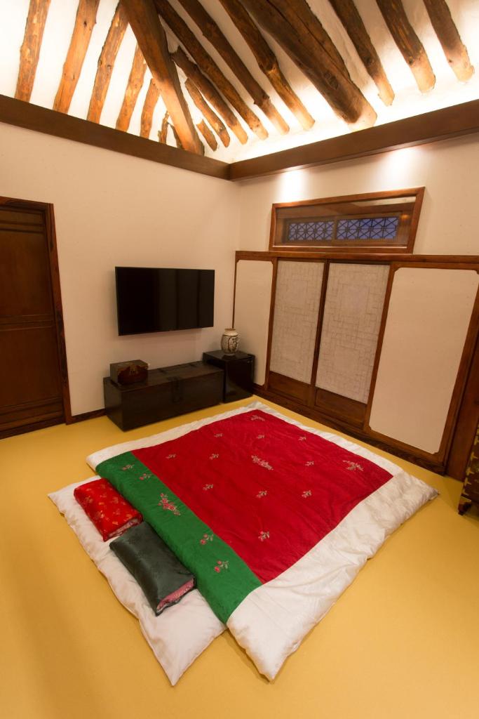 Hanok1957 - Tap to explore photos