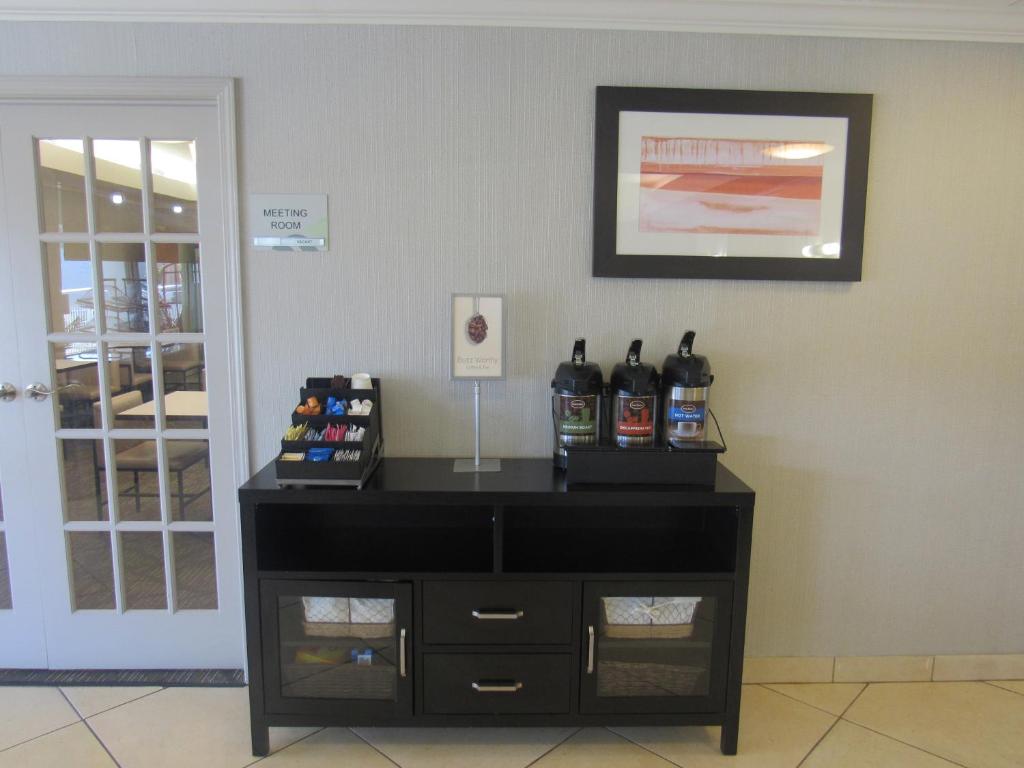 Wingate by Wyndham Shreveport Airport photo 2