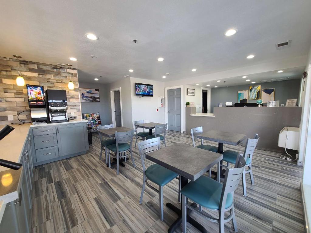 SureStay Hotel by Best Western Chowchilla Yosemite Room Type - King Room with Roll-in Shower - Disability Access/Non-Smoking