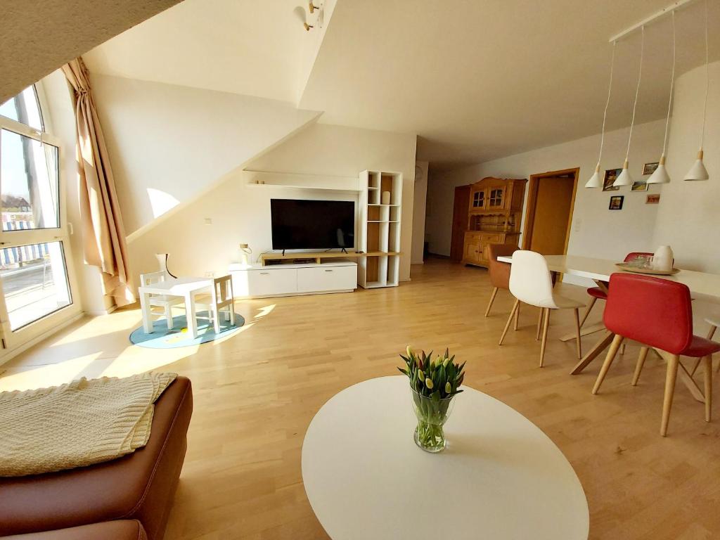 Tova Cologne photo 2