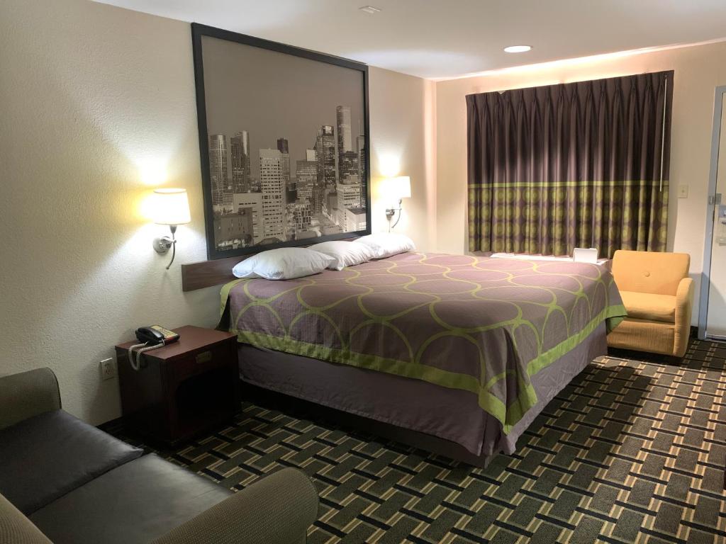 Super 8 by Wyndham Baytown / I-10 image