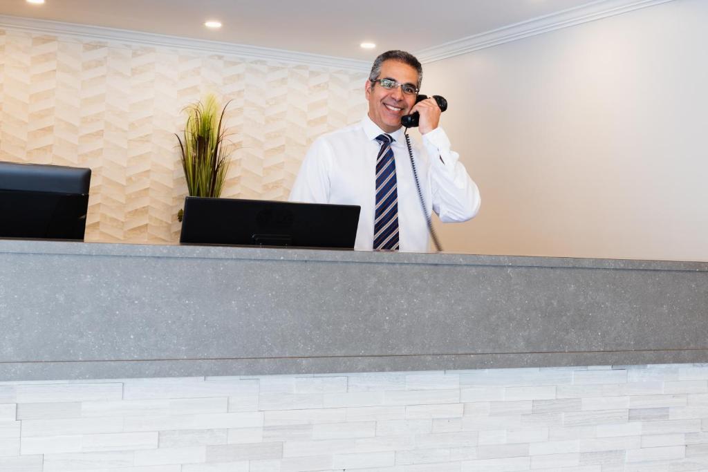 Adam's Airport Inn photo 3
