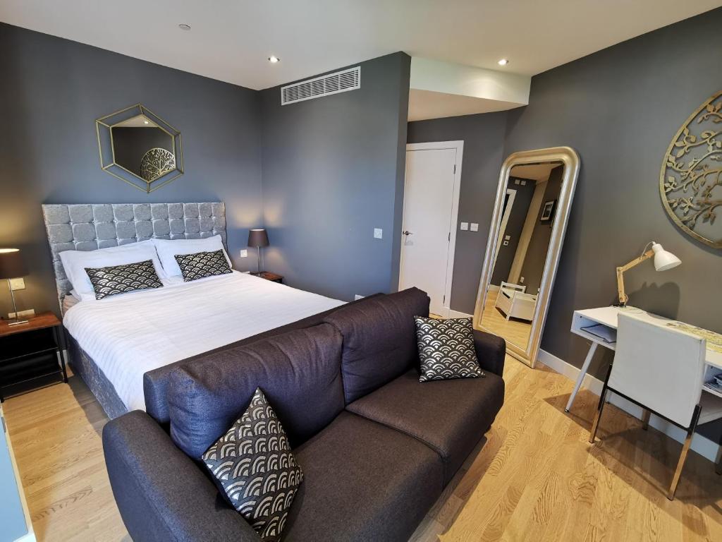 NEW - Kings Wharf Quay29 - Large Studio Apartment with 3 Pools - Gym - Rock Views - Holiday and Short Let Apartments in Gibraltar photo 4