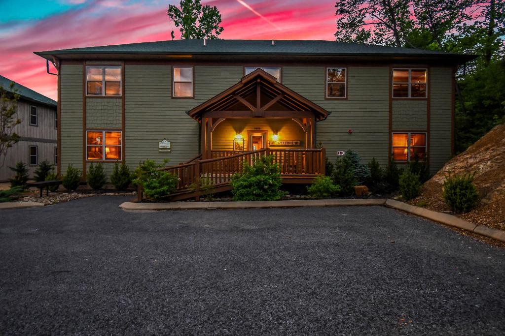SmokyStays 10 Bedroom Cabin image
