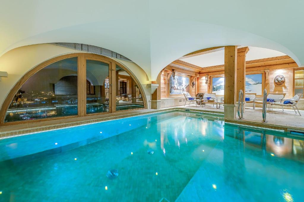 Val d’Isère - Extraordinaire Chalet Montana avec piscine sur la piste Olympique de Belevarde.