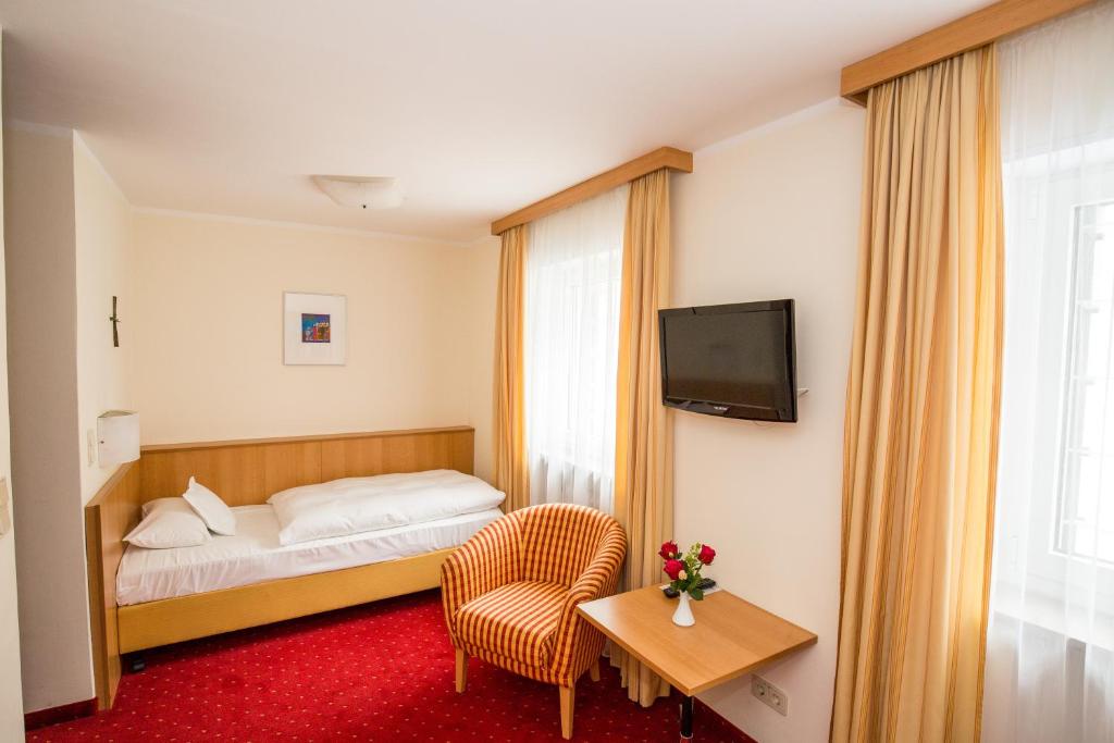 Одноместный (Single Room with Shower - Kardinal Wendel House), Gästehaus der Katholischen Akademie in Bayern