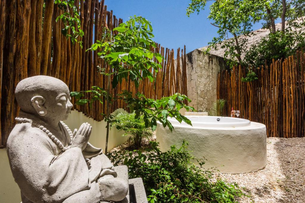 Amazing Poolside Bliss, Private Terrace with Hot Tub in Aldea Zama