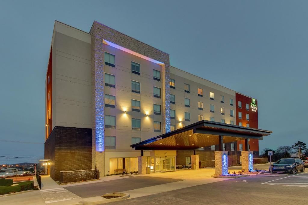 Holiday Inn Express & Suites Nashville Metrocenter Downtown, an IHG Hotel image