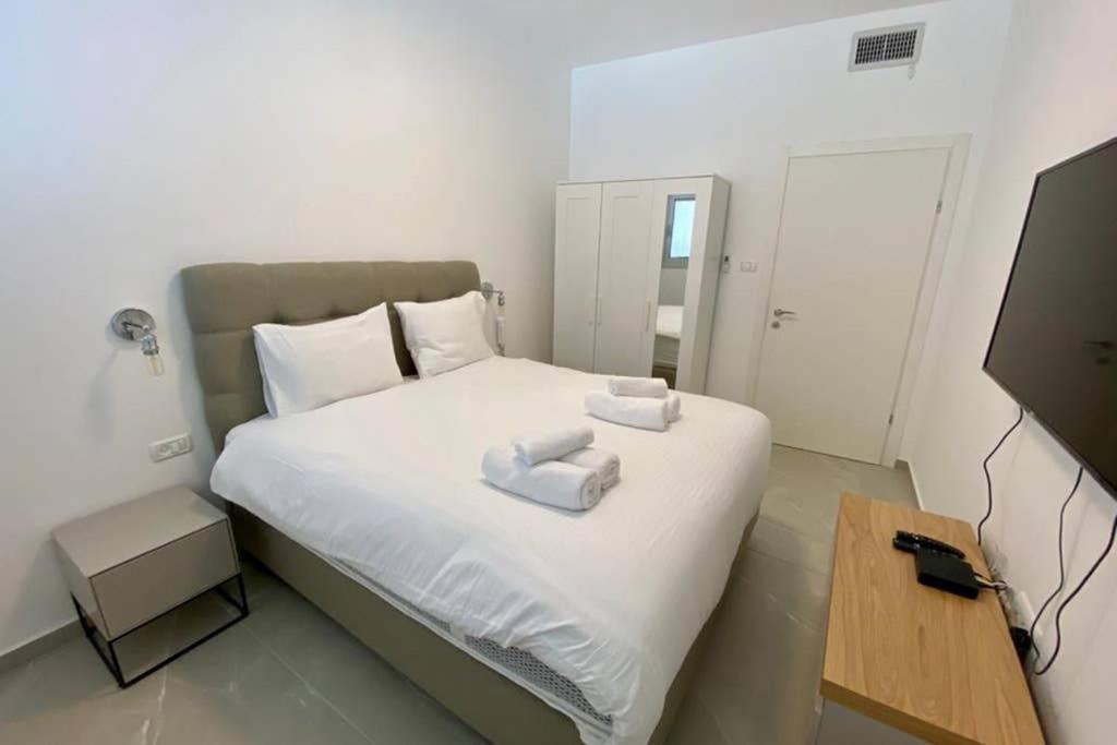 Stunning 1 BDR with balcony on Sheinkin st photo 2