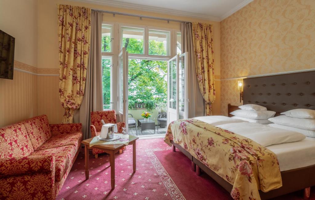 Двухместный (Улучшенный двухместный номер с 1 кроватью и балконом), Hotel Augusta Am Kurfürstendamm