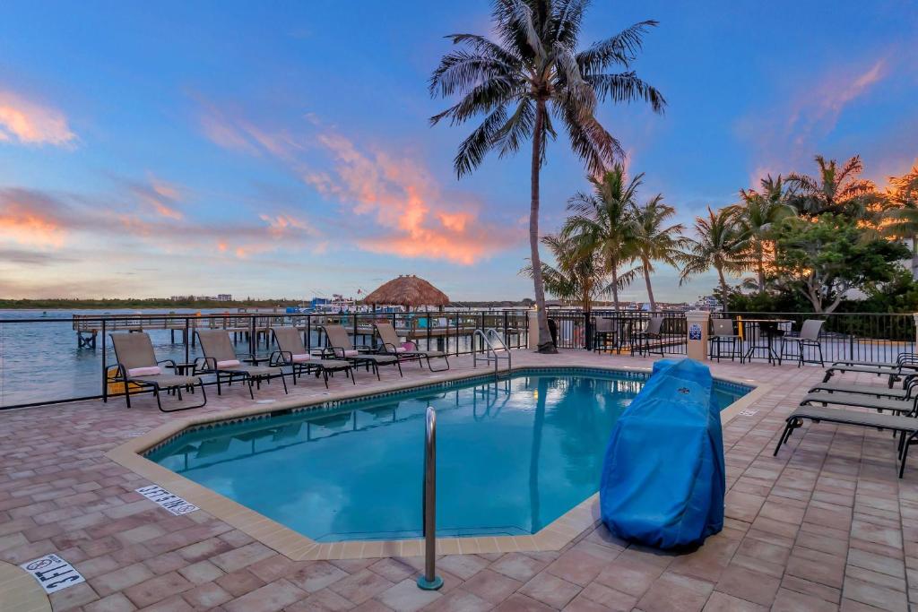 Hutchinson Island Plaza Hotel & Suites photo 3