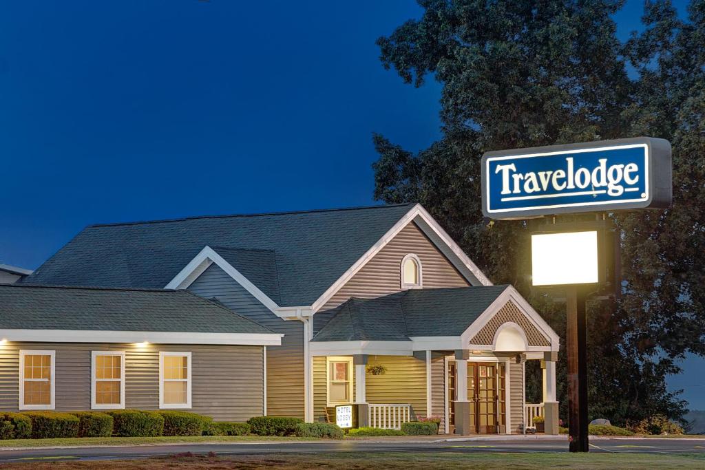 Travelodge by Wyndham Iowa City photo 4