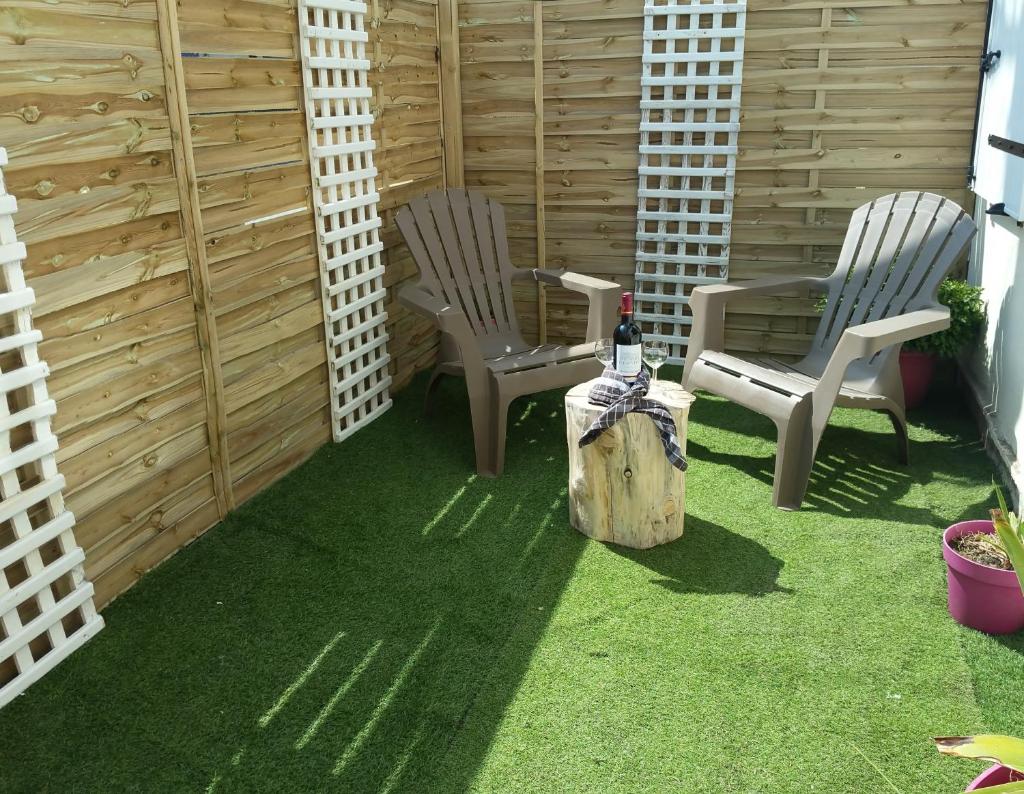 TERRASSE -100 m PLAGE - GRAND APPARTEMENT-8 PERS photo 4
