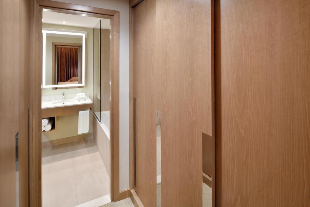 Сьюит (Люкс с 2 кроватями – для некурящих), Отель Holiday Inn - Dubai Festival City