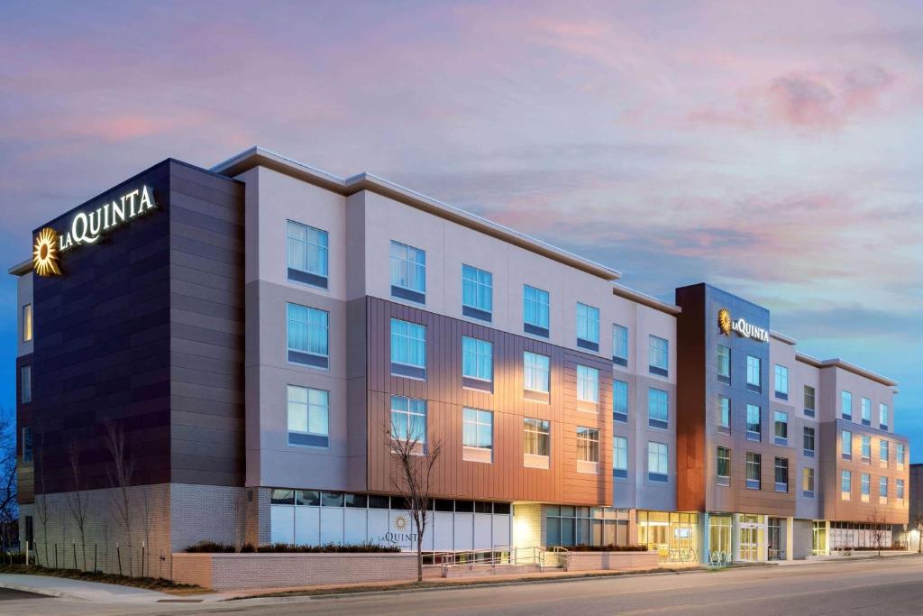 La Quinta Inn & Suites by Wyndham Kansas City Beacon Hill image