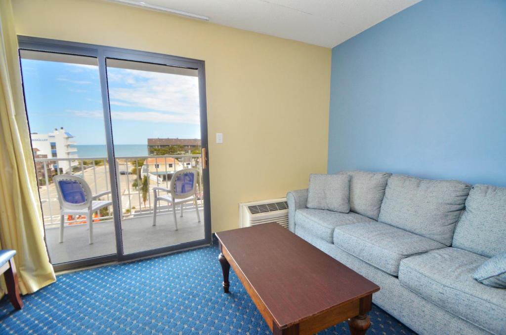 Coastal Palms Inn and Suites photo 4