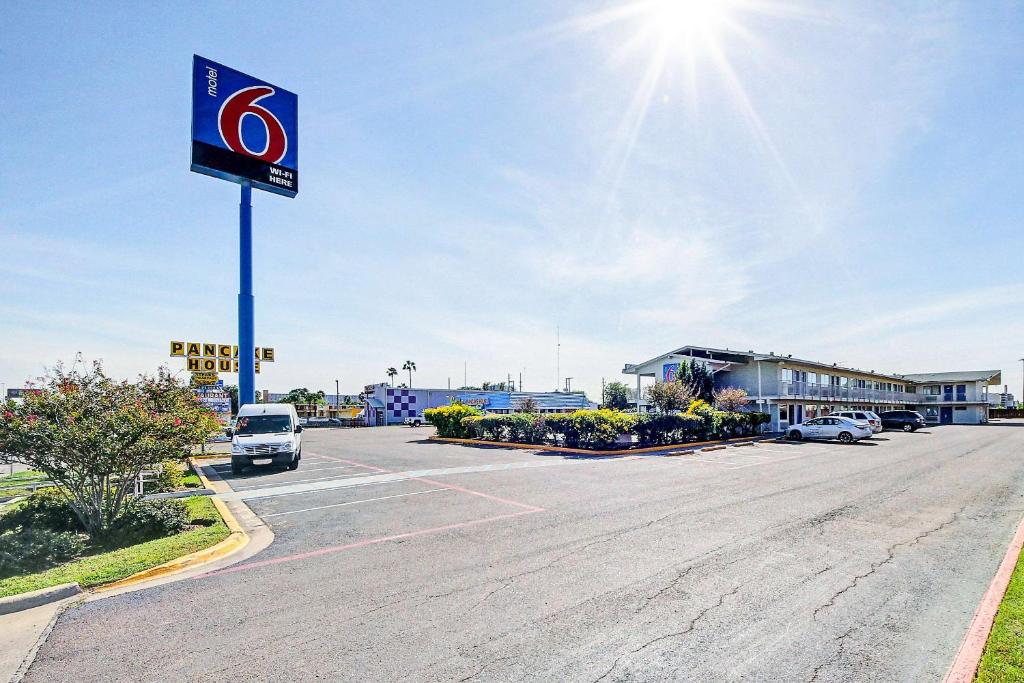 Motel 6 Laredo, TX - South image