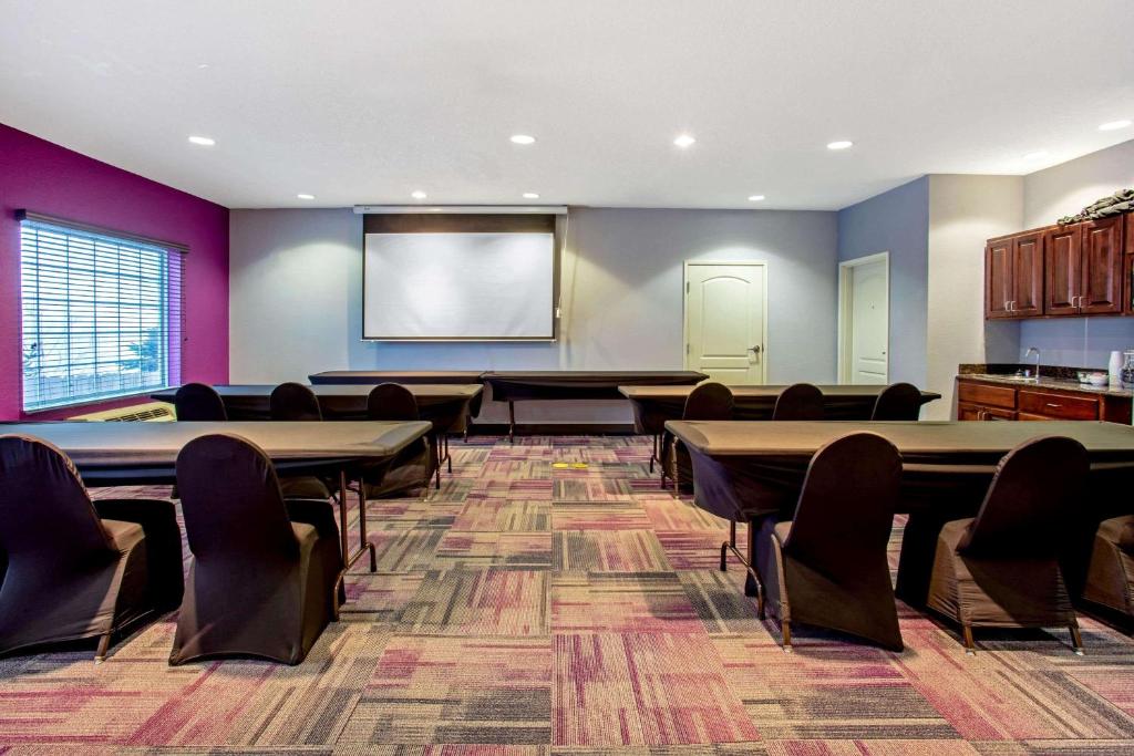 La Quinta Inn & Suites by Wyndham Bismarck - Tap to explore photos