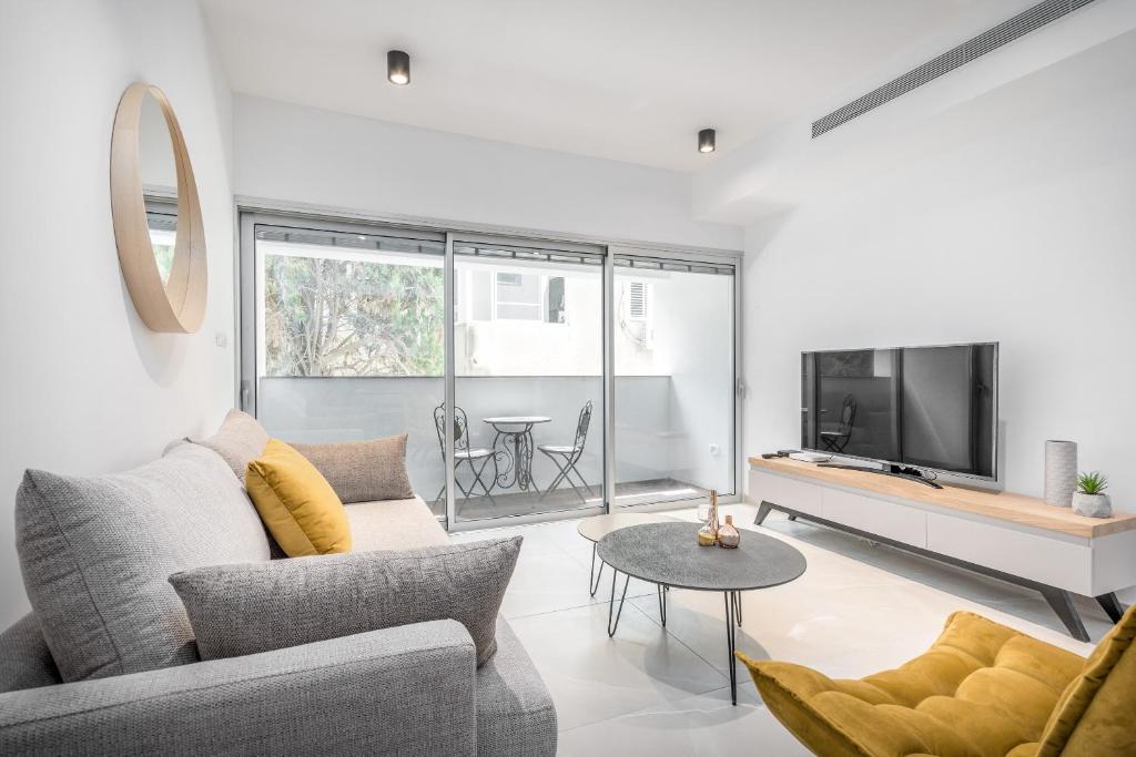 Stunning 1 BDR with balcony on Sheinkin st photo 3