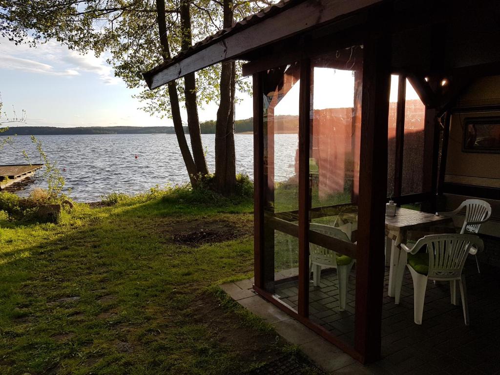 PlanB - przyczepa kempingowa we wsi Pluski nad samym brzegiem jeziora Pluszne photo 1