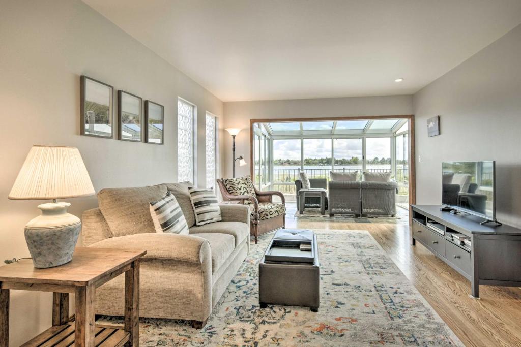 Ideally Located San Francisco Bay Home with Sunroom! photo 4