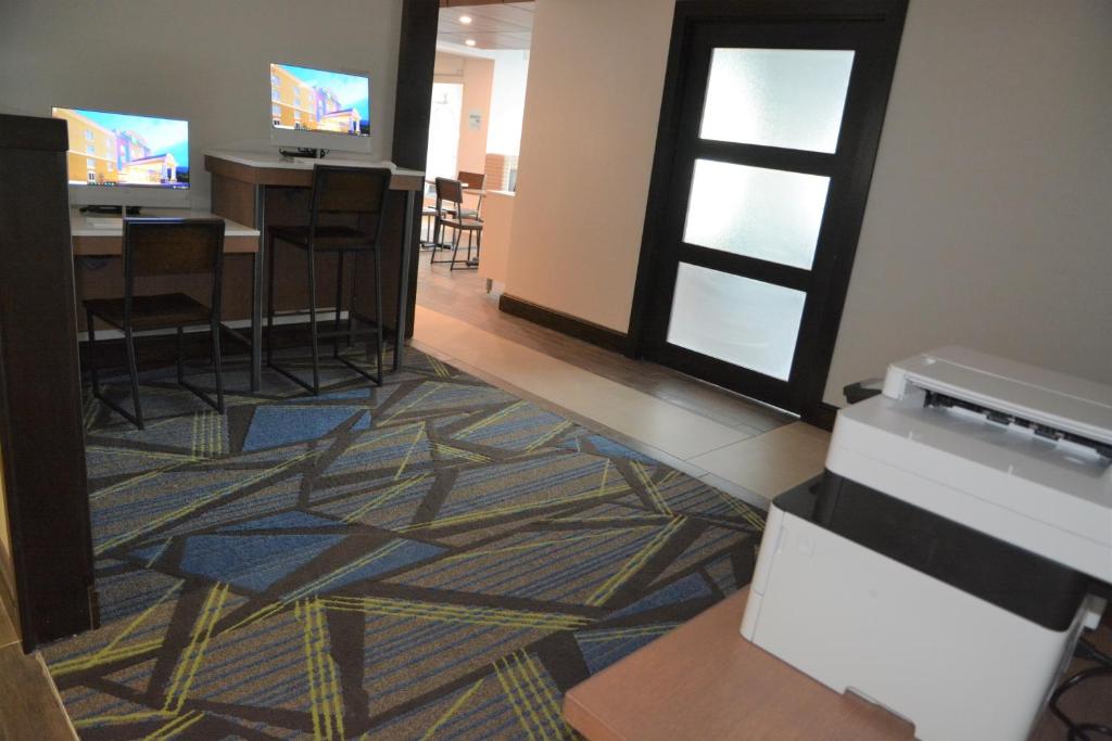 Holiday Inn Express & Suites Caryville, an IHG Hotel photo 2