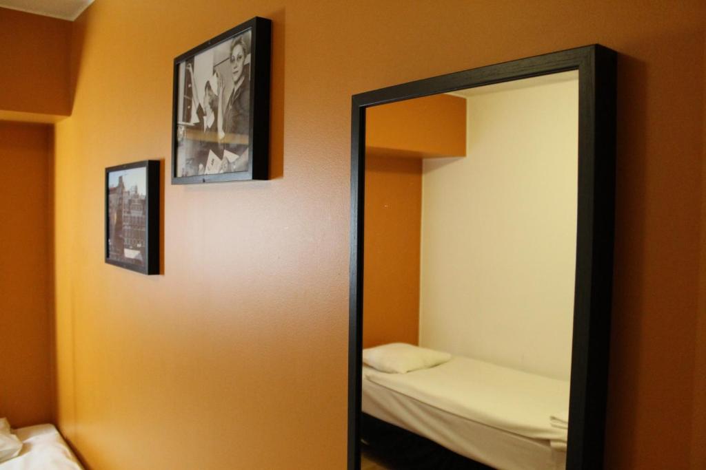 Двухместный (Номер Твин с общей ванной комнатой (без окна)), Mosebacke Hostel