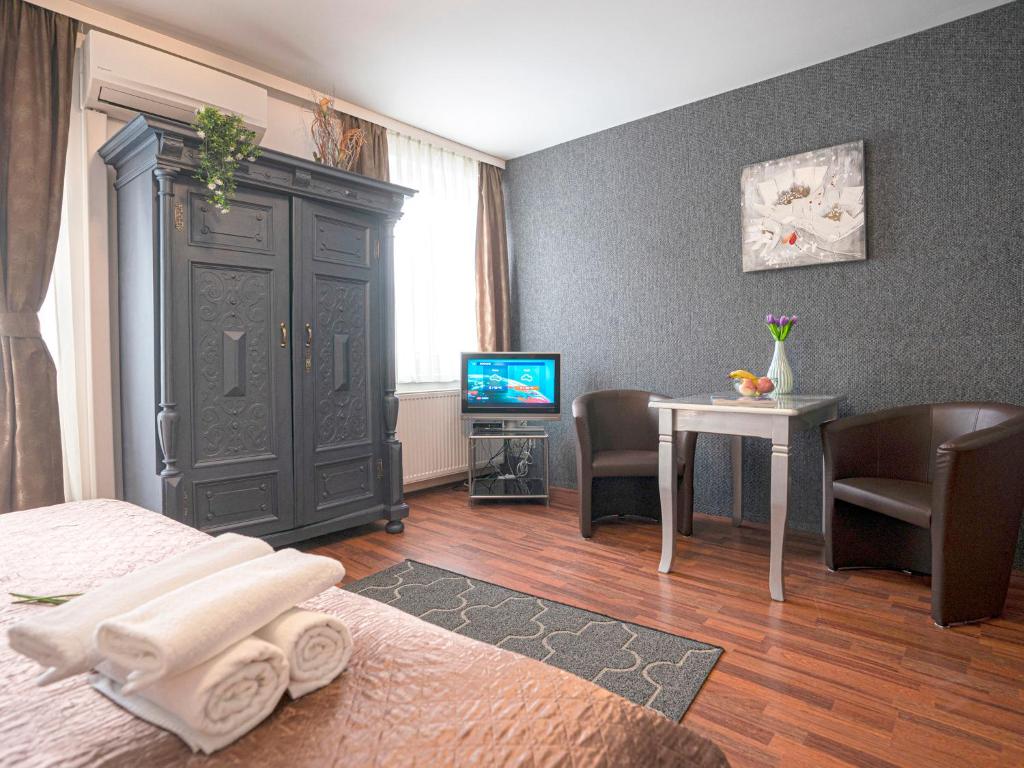 Студио (Улучшенный номер-студио с балконом - Obchodna street nr. 7), Apartments City Centre