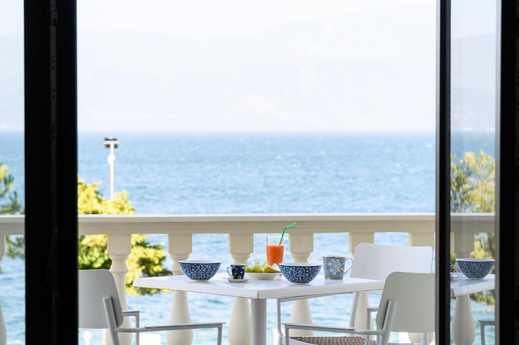 Villa Filoxenia - by the sea - up to 12 guests photo 3