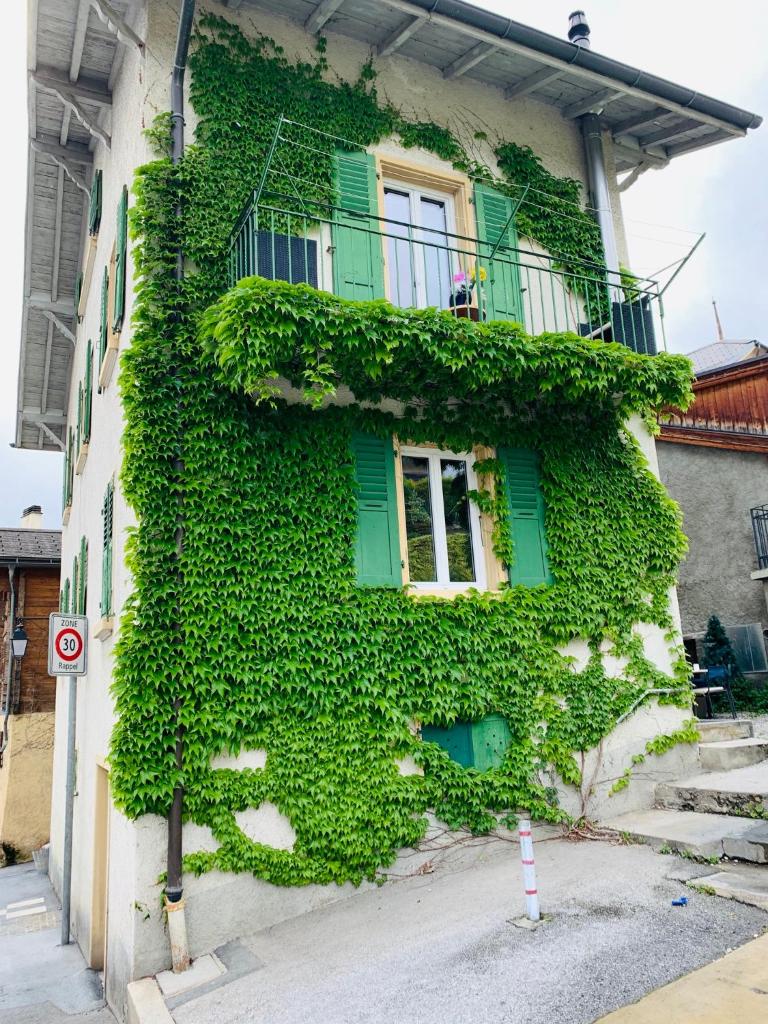 schone wohnung in sierre photo 2