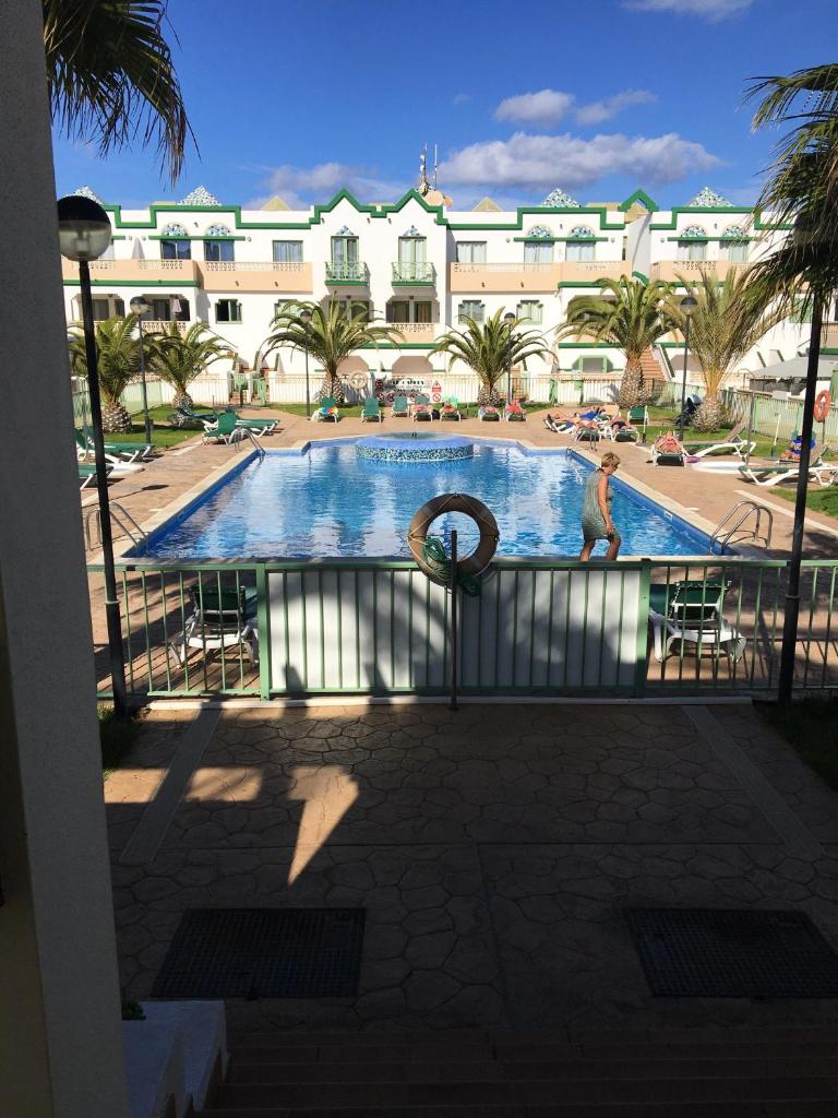One bedroom appartement with shared pool and enclosed garden at Castillo Caleta de Fuste 1 km away from the beach