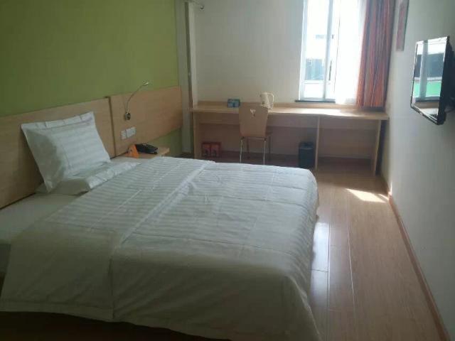 Двухместный (Улучшенный номер с кроватью размера «queen-size»), 7Days Inn Beijing Sihui East Metro Station No.1