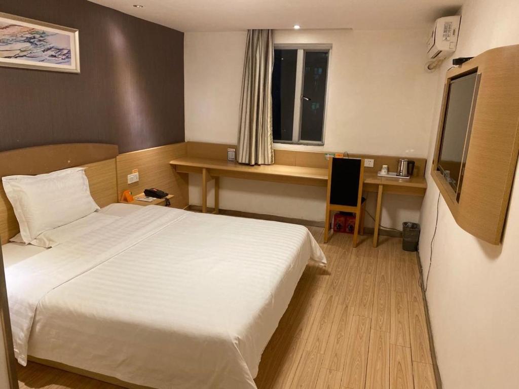 Двухместный (Улучшенный номер с кроватью размера «queen-size»), 7Days Inn Guangzhou Keyun Road