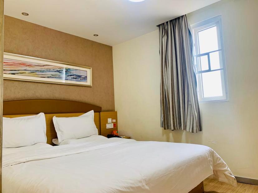 Двухместный (Улучшенный номер с кроватью размера «queen-size»), 7Days Inn Nanning Qixing Road