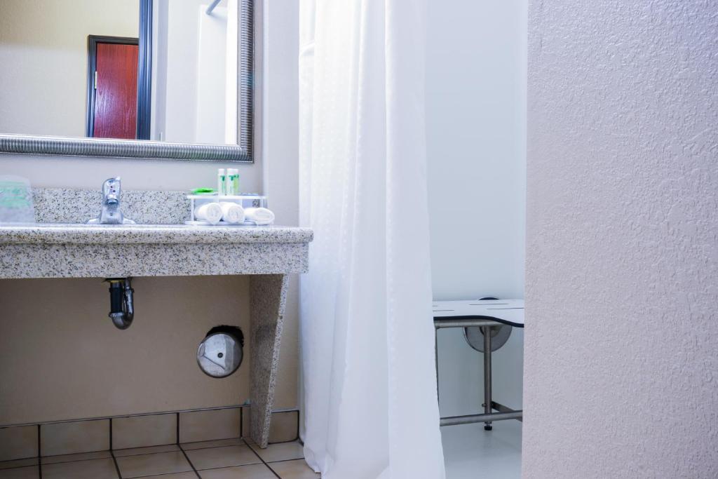 Holiday Inn Express Hotel & Suites Acme-Traverse City, an IHG Hotel photo 1