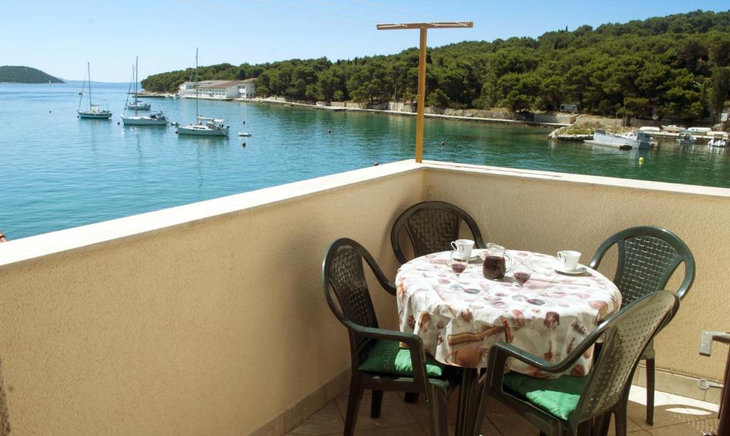 One bedroom appartement at Prvic Luka 1 m away from the beach with sea view furnished terrace and wifi