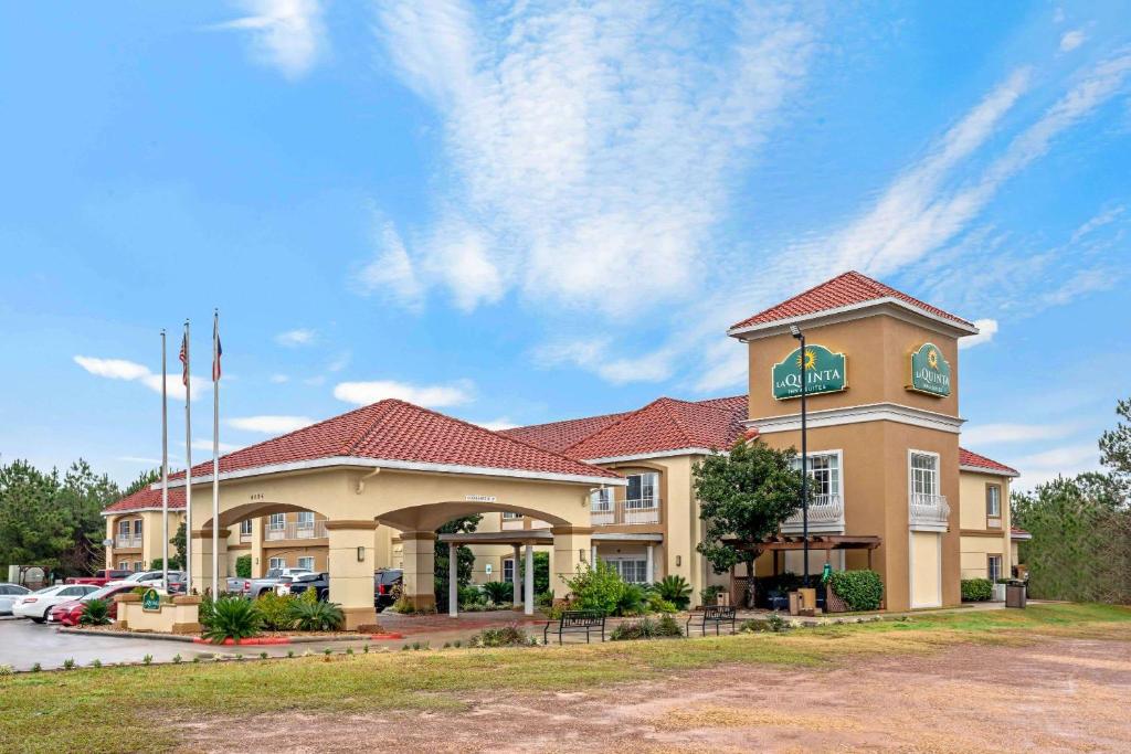 La Quinta Inn & Suites by Wyndham Conroe image