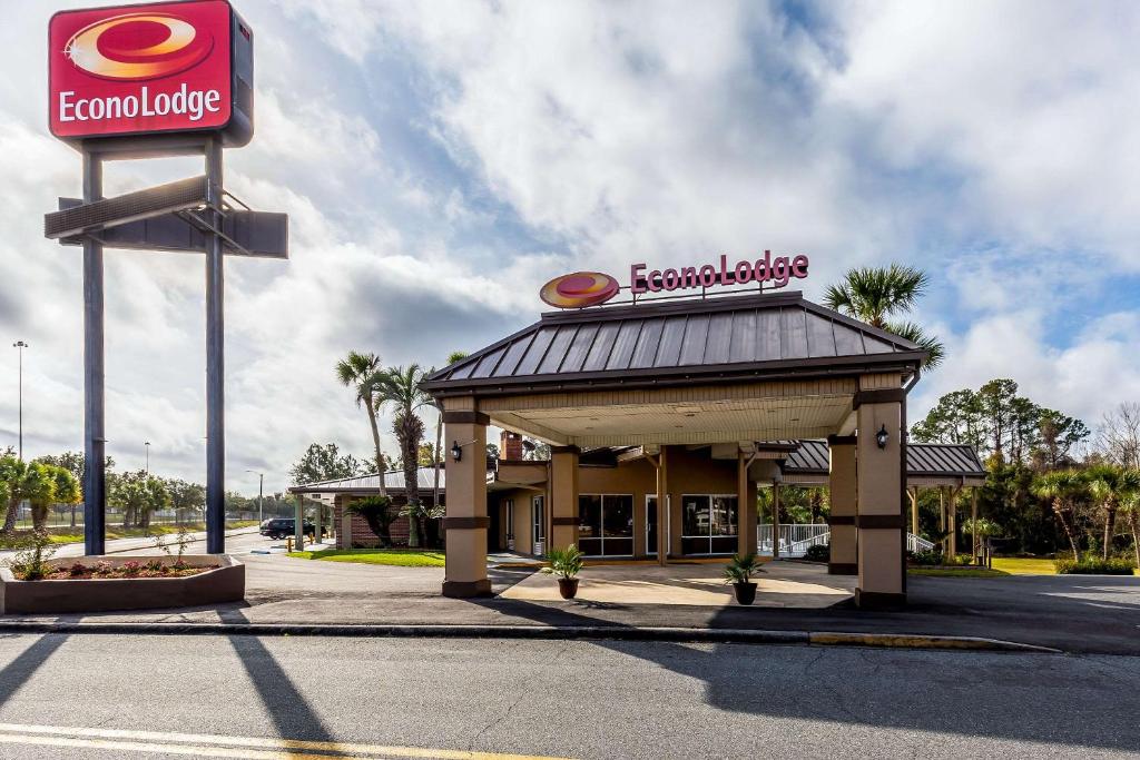 Econo Lodge Lake City-North image