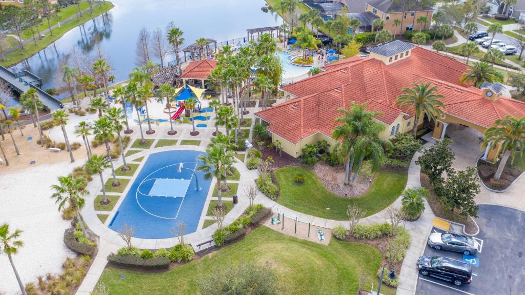 Disney Dream with Hot Tub, Pool, Xbox, Games Room, Lakeview, 10 min to Disney, Clubhouse photo 4