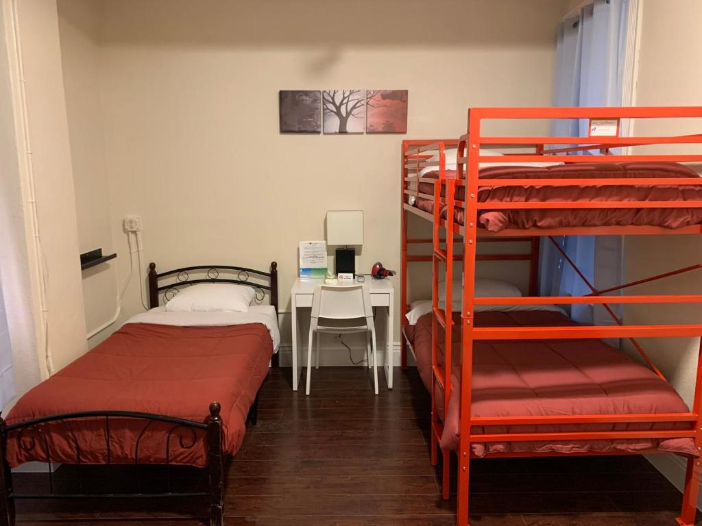 Трехместный (Трехместный номер с собственной ванной комнатой), Orange Village Hostel